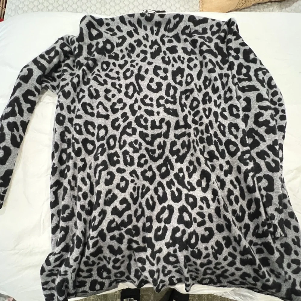 NWT Saks Fifth Avenue Black and Gray Leopard Cashmere Cardigan - Picture 4 of 6